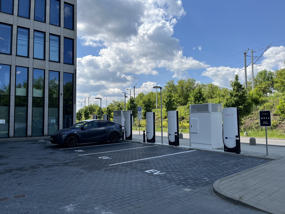 Tesla Charging tweet media