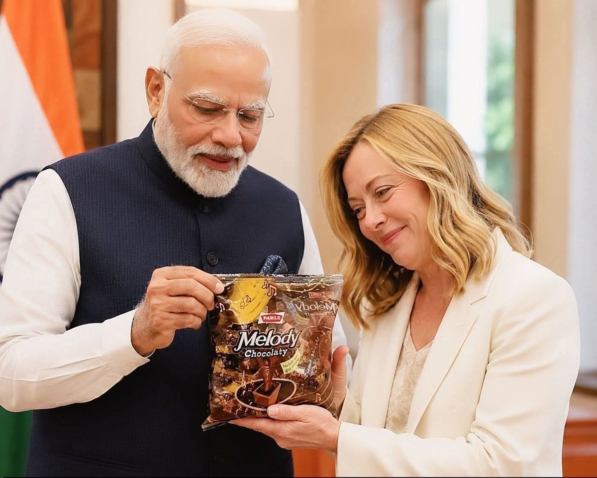 NarayanPoddar12's tweet photo. Parle कंपनी की तो चांदी कर दी आज मोदी जी ने 😂😍 https://t.co/6cxAvkOhha