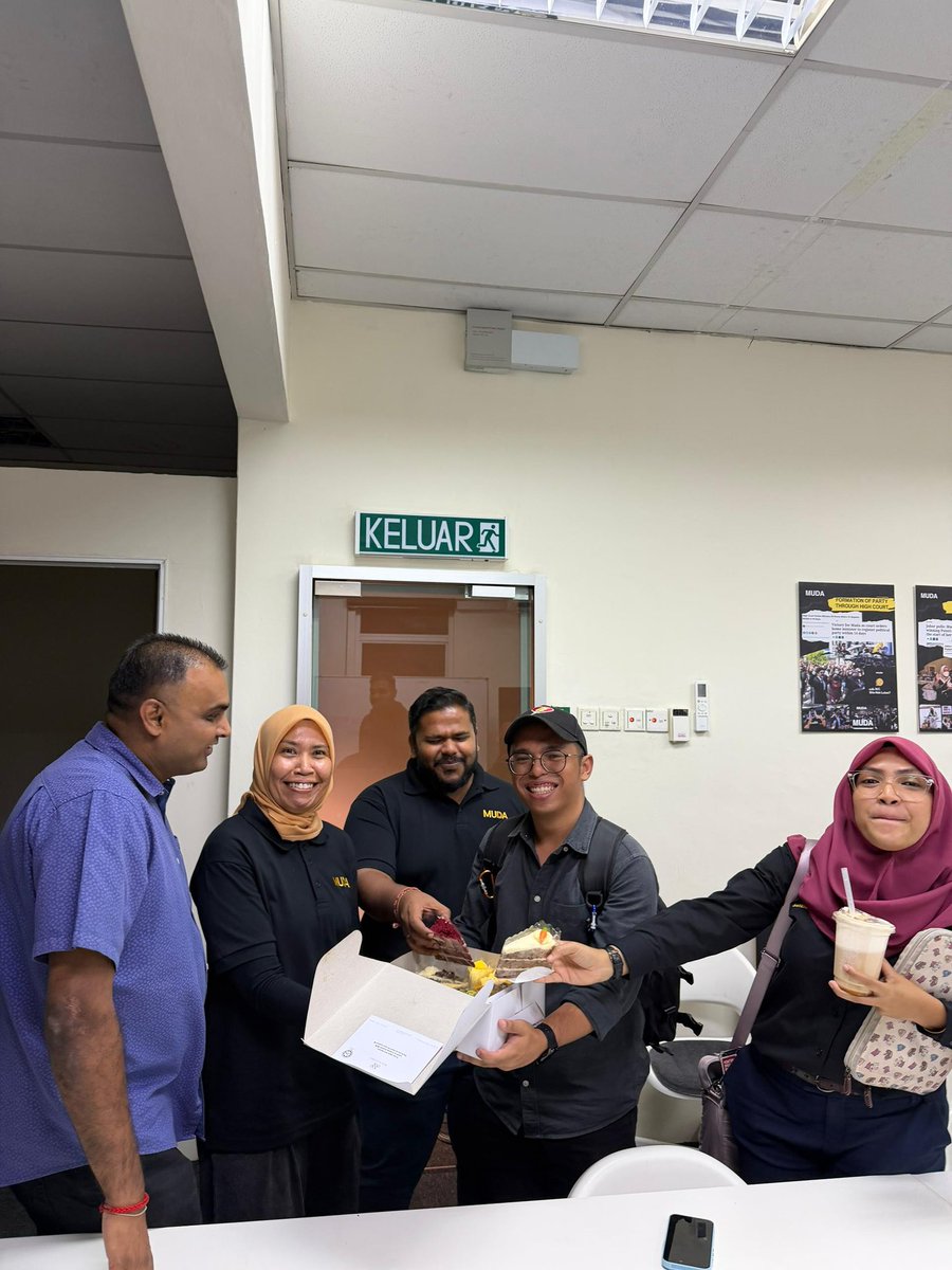 pharie's tweet photo. Terima kasih Puan Presiden,YB Amira Aisha dan rakan2 Jawatankuasa Pusat MUDA raikan hari jadi saya dan Adam. So sweet la you all. Semoga dibalas dgn kebaikan yg melimpah. ❤️🤍 https://t.co/FZVpucECrn