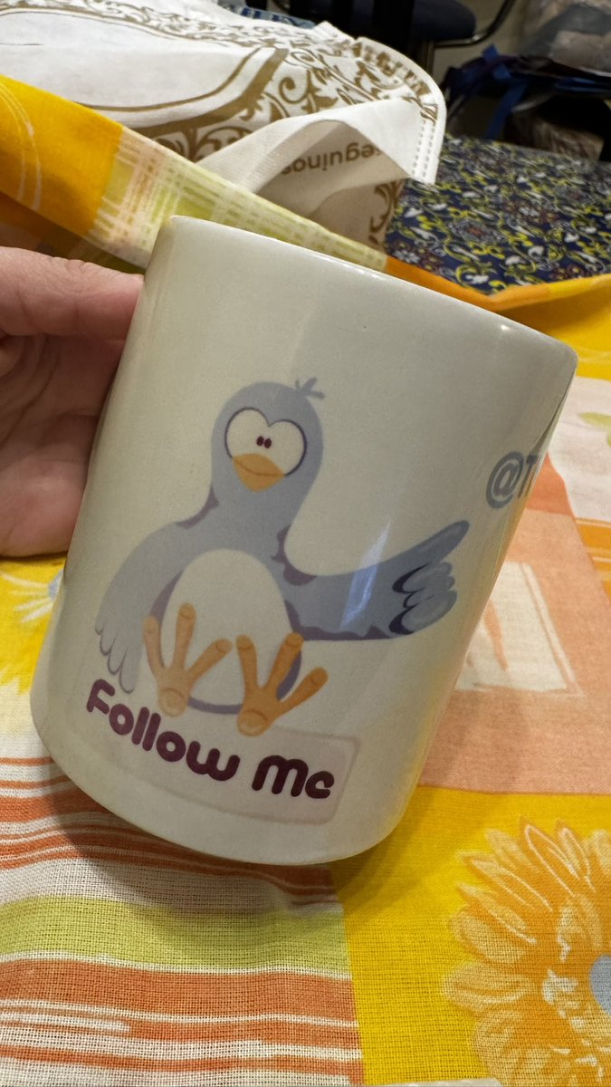 TheWoodStudio's tweet photo. Esta taza tiene fácil 15 años. Viejas épocas de Twitter donde se vendía la tweetaza. https://t.co/V9lkmsCOPI
