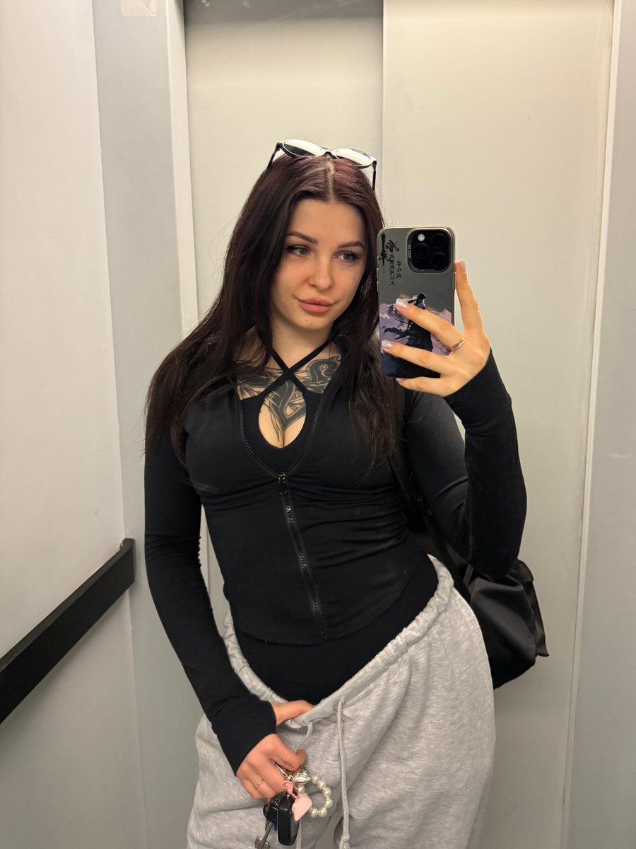 TheMistressDi's tweet photo. Evening gym session 🖤

Who wants to drink my sweat? 🫢 https://t.co/gGXQpaw33l