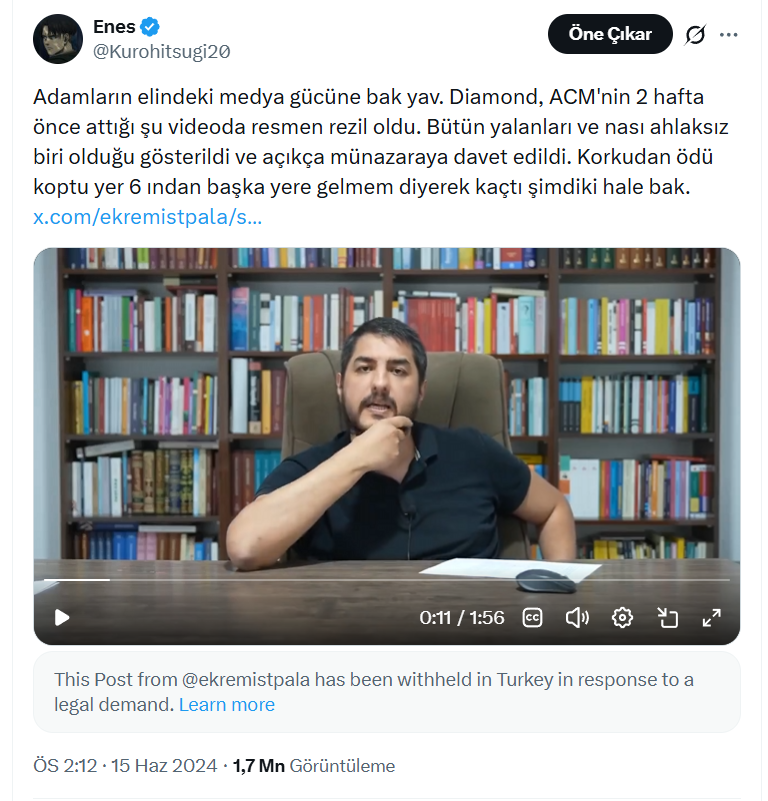 Kurohitsugi20's tweet photo. Diamond Tema tartışmaları dönemi harbi ne kasvetliydi ya hala şu twitin ment ve alıntılarda sayısız küfür ve hakaret var. Adamlar resmen her koldan propaganda yapıyorlardı. 
O zaman bayrama denk gelmişti hatta bayram ziyaretine gittiğim yerlerde bile en ummadığım kişilerin bile bu meseleler kulağına gitmişti her yerde konuşuluyordu falan. Böyle bir propaganda gücüne rağmen Altay abi sırf Müslümanlar için yine elini taşın altına koymuştu. Vay be hatırlayınca ilginç geldi. Küfür ve hakaret mevzusuna o zamanlar öyle bir maruz kaldık ki mental makine oldu artık işlemiyor.
