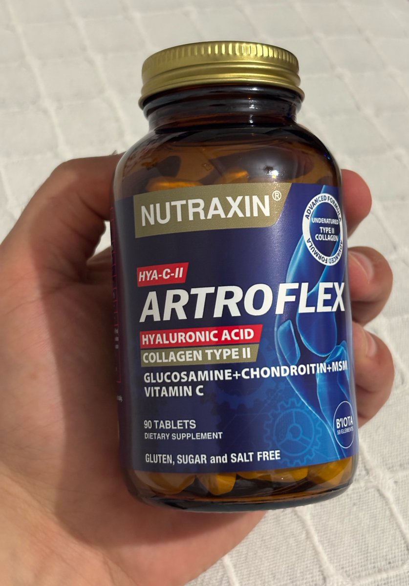 commandouz's tweet photo. Bu glukozamin kolajen nanesinden aldım. Prp iğnesi yaptırdım ama acayip şişti diz ilk 2 gün normal deniyor. İçe basma için Asics ayakkabı da mecburen aldık. Egzersizlere de başlayacağım yavaştan. Dize bağlı kalça bel ağrısı da piyangodan çıkıyor :) Daha da geçmezse böyle yaşayacağız napalım 🤷‍♂️
