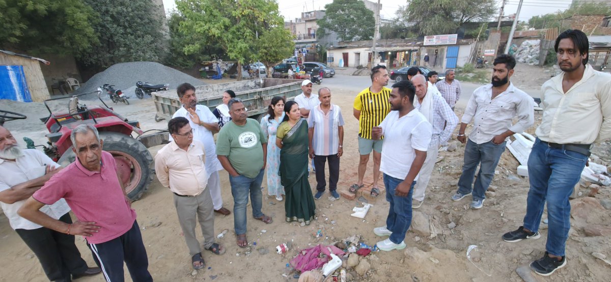 soniayadavbjp's tweet photo. #Ward21 स्थित आरडी सिटी में स्थानीय निवासियों एवं परिवारजनों से मुलाकात कर क्षेत्र की समस्याओं और विकास कार्यों पर चर्चा की। निवासियों ने चल रहे विकास कार्यों पर संतोष जताते हुए कई महत्वपूर्ण सुझाव साझा किए।
#Gurugram  #ArdeeCity
@PMOIndia @cmohry 
@MunCorpGurugram https://t.co/xc9tgDmJ6R