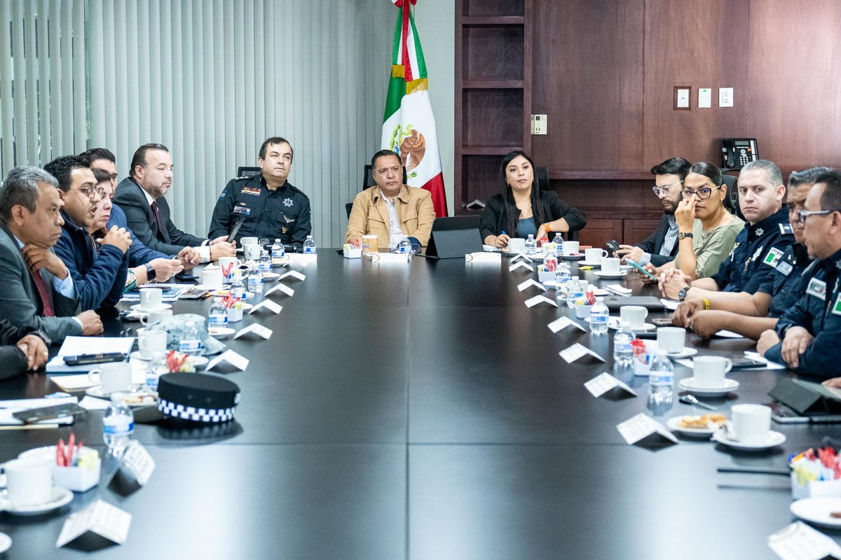 rimoba's tweet photo. La paz se construye en comunidad, con prevención, confianza y cercanía.

⏰ Este jueves 21 de mayo, de 9:00 a 14:00 horas, les invito a la Jornada por la Paz y Feria de Prevención Social del Delito, en la explanada delegacional de San Andrés Cuexcontitlán.

Junto con la Mesa de Coordinación para la Construcción de la Paz Toluca y autoridades de los tres órdenes de gobierno, acercaremos servicios gratuitos, orientación jurídica, atención médica, programas sociales, pláticas preventivas y actividades para niñas, niños, jóvenes y familias.

También habrá demostraciones de Bomberos, Protección Civil y binomios caninos, exhibición de vehículos oficiales, música, arte y juegos educativos.

La seguridad también empieza escuchando, previniendo y trabajando unidos.

Las y los esperamos.

#TolucaCapitalDeOportunidadesYProgreso
#RicardoMoreno