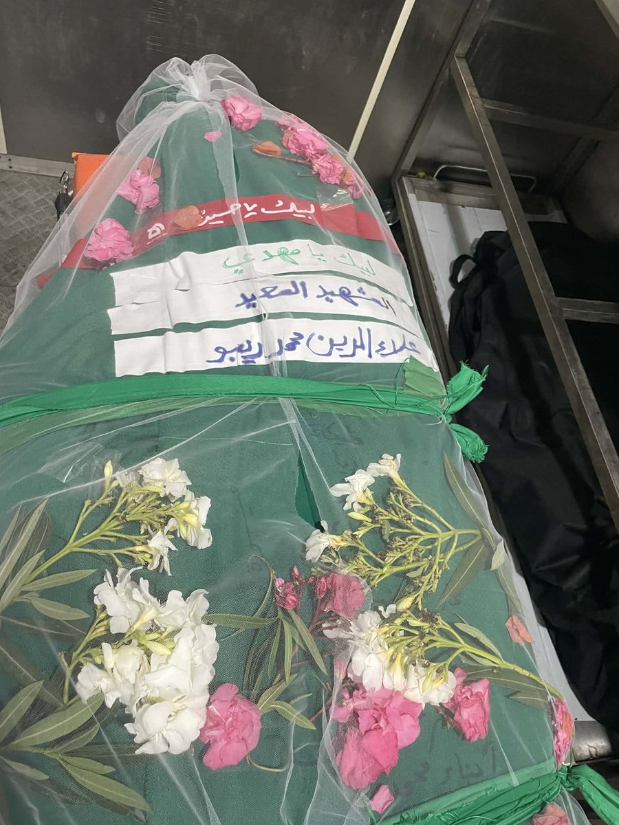 ahmadissatv's tweet photo. الأكفان التي وجدت تحت ركام المنزل المستهدف في  دير قانون النهر، كانت العائلة قد جهزتها لتُكفن فيها، بعد إيجاد الاشلاء و جثامين الشهداء، تقرر دفنهم في قبر واحد و في كفن واحد 💔..
فلم يتم التعرف على الوجوه
#جنوب_لبنان https://t.co/qJGs2Wq74V