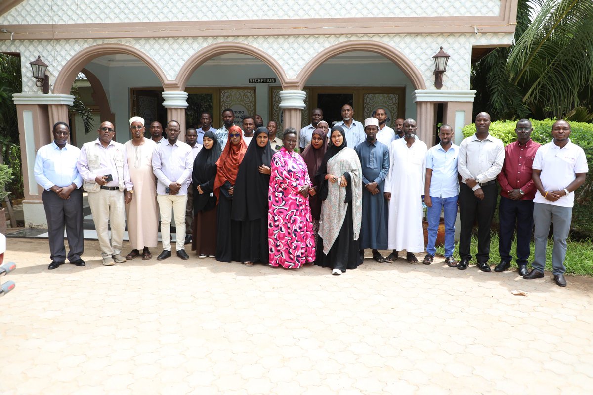 AFOSCKENYA's tweet photo. @AFOSCKENYA   Executive Director  @localisation216 attended  high-level  stakeholders engagement on fgm/fgc convened by @Amref_Kenya  in Mandera  at Amara Blue Resort.  Thanks  @KenyaChildren  for the engagement https://t.co/MblFU8MFkU