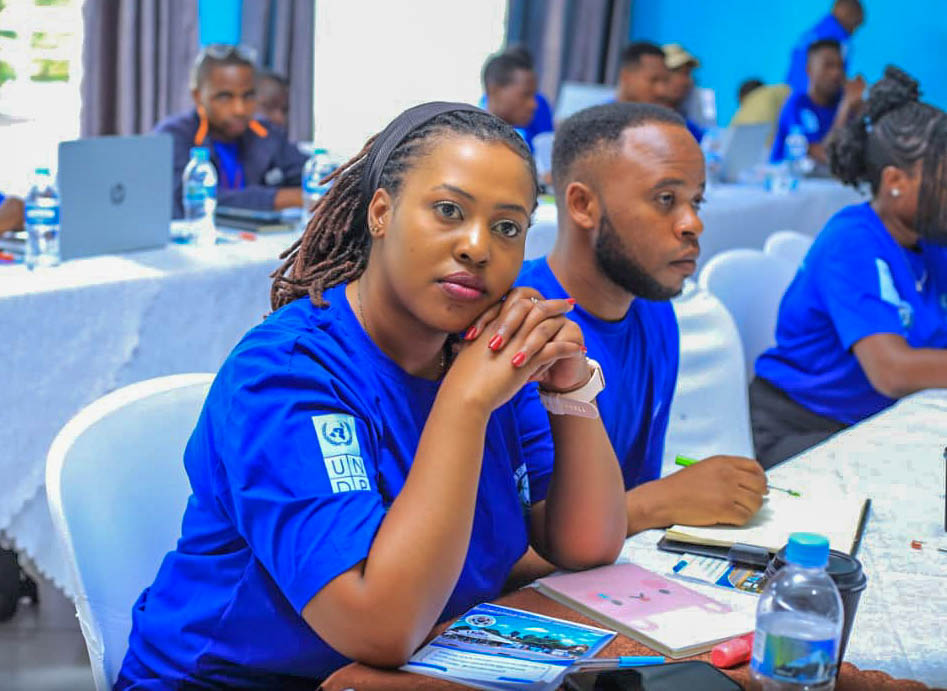 Unity_MemoryRw's tweet photo. Atangiza aya mahugurwa, Umuyobozi Nshingwabikorwa ushinzwe Ubumwe bw'Abanyarwanda n'Ubudaheranwa @alice_kayumba, yagaragaje ko kimwe mu bibazo u Rwanda ruhuriyeho n’isi yose ari imikoreshereze mibi y’imbuga nkoranyambaga n’ikoranabuhanga, aho usanga hari ababyifashisha mu gukwirakwiza imvugo zihembera urwango, ingengabitekerezo ya jenoside, ihakana n’ipfobya rya jenoside, n'ibindi.
Yabwiye abitabiriye aya mahugurwa ko bashobora guhindura ibiganiro byo ku mbuga nkoranyambaga bikava ku macakubiri bikajya ku butumwa bwubaka, abasaba ko nk'urubyiruko bimakaza gukoresha ukuri, ubushishozi n’ubupfura mu guhangana n’imvugo zibiba amacakubiri, baharanira kuba intumwa z’amahoro zizahindura Isi y’ikoranabuhanga ikaba urubuga rwubaka ejo hazaza heza h’u Rwanda.
Yagaragaje ko nk’uko Igihugu cyacu cyiyemeje gukomeza kurinda no kwimakaza Ubumwe n’Ubudaheranwa bw’Abanyarwanda, na bo bagomba kugira uruhare muri urwo rugendo bakoresha neza imiyoboro y'ikoranabuhanga, baharanira imibanire myiza aho guharanira gutanya abantu, bakwirakwiza icyizere aho gukwirakwiza ubwoba; bateza imbere ukuri aho guteza imbere ibinyoma.
Yasoje ashimira abafatanyabikorwa ba MINUBUMWE bagize uruhare mu gutegura aya mahugurwa barimo @UNDP_Rwanda na @visionjeunesse2, kubera uruhare rwabo mu gushyigikira urubyiruko nk’imbaraga z’u Rwanda.
