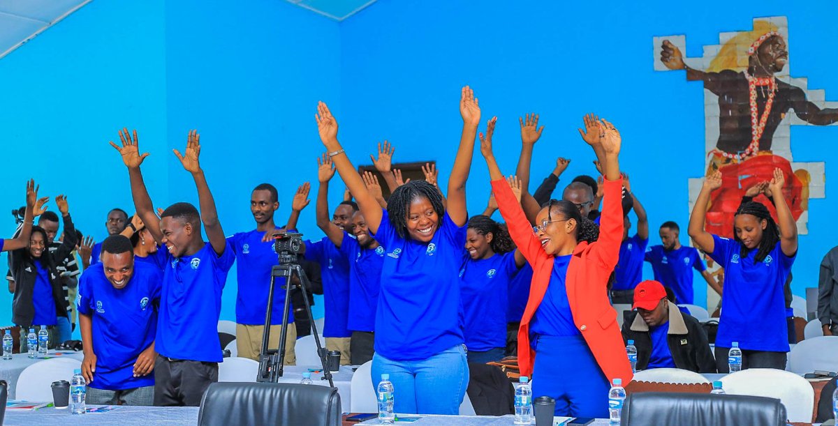 Unity_MemoryRw's tweet photo. Atangiza aya mahugurwa, Umuyobozi Nshingwabikorwa ushinzwe Ubumwe bw'Abanyarwanda n'Ubudaheranwa @alice_kayumba, yagaragaje ko kimwe mu bibazo u Rwanda ruhuriyeho n’isi yose ari imikoreshereze mibi y’imbuga nkoranyambaga n’ikoranabuhanga, aho usanga hari ababyifashisha mu gukwirakwiza imvugo zihembera urwango, ingengabitekerezo ya jenoside, ihakana n’ipfobya rya jenoside, n'ibindi.
Yabwiye abitabiriye aya mahugurwa ko bashobora guhindura ibiganiro byo ku mbuga nkoranyambaga bikava ku macakubiri bikajya ku butumwa bwubaka, abasaba ko nk'urubyiruko bimakaza gukoresha ukuri, ubushishozi n’ubupfura mu guhangana n’imvugo zibiba amacakubiri, baharanira kuba intumwa z’amahoro zizahindura Isi y’ikoranabuhanga ikaba urubuga rwubaka ejo hazaza heza h’u Rwanda.
Yagaragaje ko nk’uko Igihugu cyacu cyiyemeje gukomeza kurinda no kwimakaza Ubumwe n’Ubudaheranwa bw’Abanyarwanda, na bo bagomba kugira uruhare muri urwo rugendo bakoresha neza imiyoboro y'ikoranabuhanga, baharanira imibanire myiza aho guharanira gutanya abantu, bakwirakwiza icyizere aho gukwirakwiza ubwoba; bateza imbere ukuri aho guteza imbere ibinyoma.
Yasoje ashimira abafatanyabikorwa ba MINUBUMWE bagize uruhare mu gutegura aya mahugurwa barimo @UNDP_Rwanda na @visionjeunesse2, kubera uruhare rwabo mu gushyigikira urubyiruko nk’imbaraga z’u Rwanda.