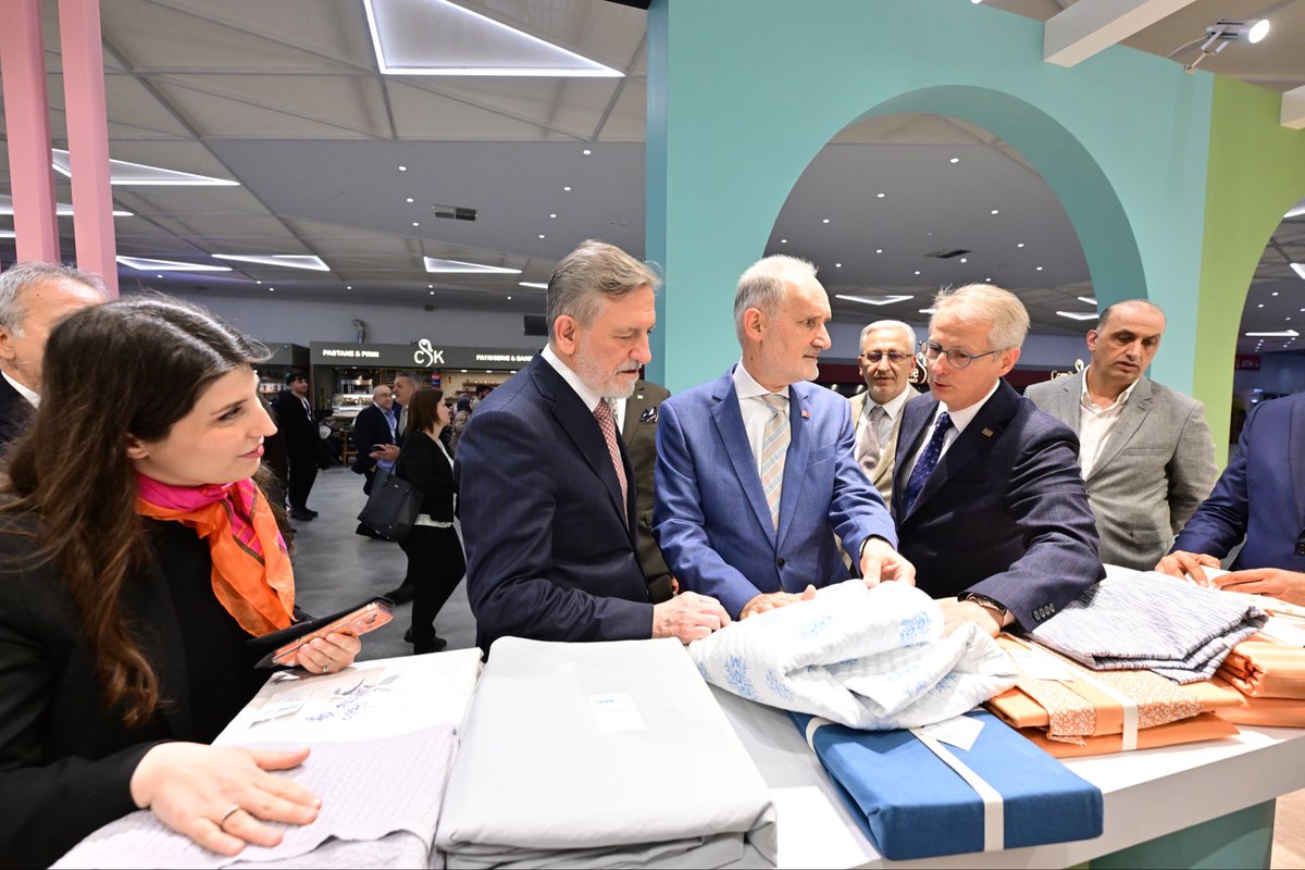 SekibAvdagic's tweet photo. Ev tekstili sektörünün en önemli uluslararası buluşmalarından HOMETEX 2026 Fuarı’nı, İstanbul Fuar Merkezi’nde ziyaret ettik.

Firmalarımızın stantlarını gezerek sektör temsilcilerimizle üretim gücümüzü, tasarım yetkinliğimizi ve ihracat potansiyelimizi değerlendirdik.

Türk ev tekstili sektörünün küresel ölçekteki güçlü konumunu daha da ileri taşıyacak iş birliklerinin, yatırımların ve başarı hikâyelerinin artarak sürmesini temenni ediyorum.

Bu önemli organizasyonun hayata geçirilmesinde öncü rol üstlenen Türkiye Ev Tekstili Sanayicileri ve İş İnsanları Derneği’nin (TETSİAD) kıymetli Başkanı Murat Şahinler ve Yönetim Kurulunu, fuar kurulumu ve organizasyonunu 11 holün tamamında çok başarılı bir şekilde gerçekleştiren KFA Fuarcılık ve Bursa TSO Başkanı İbrahim Burkay ve ekibini tebrik ediyorum.

@tetsiad @IstFuarMerkezi @BursaTSO @ibrahim_Burkay