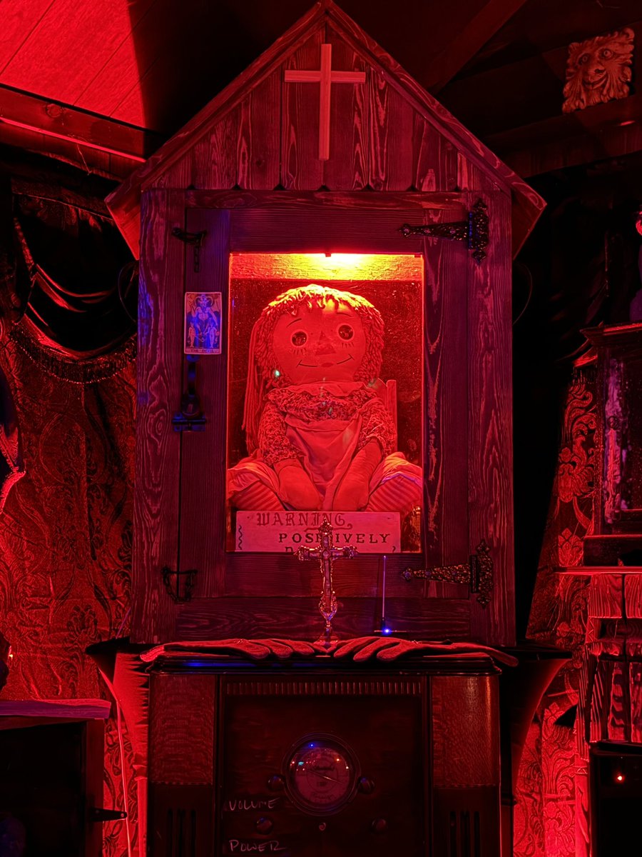 SpiritXperience's tweet photo. I had an absolutely phenomenal time at the Warren House and Occult Museum! The hospitality shown by the Overnight Team and NESPR was above and beyond; I cannot express enough gratitude for how wonderful you made my visit!! Thank you!!! https://t.co/oyhpDOvFtl
