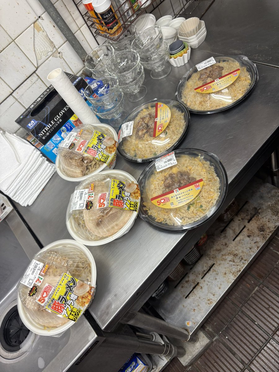 KK_Jr_YS's tweet photo. 男3人で早食い対決しようと思って買ってきた！！！ https://t.co/Dd9kSGWQr0
