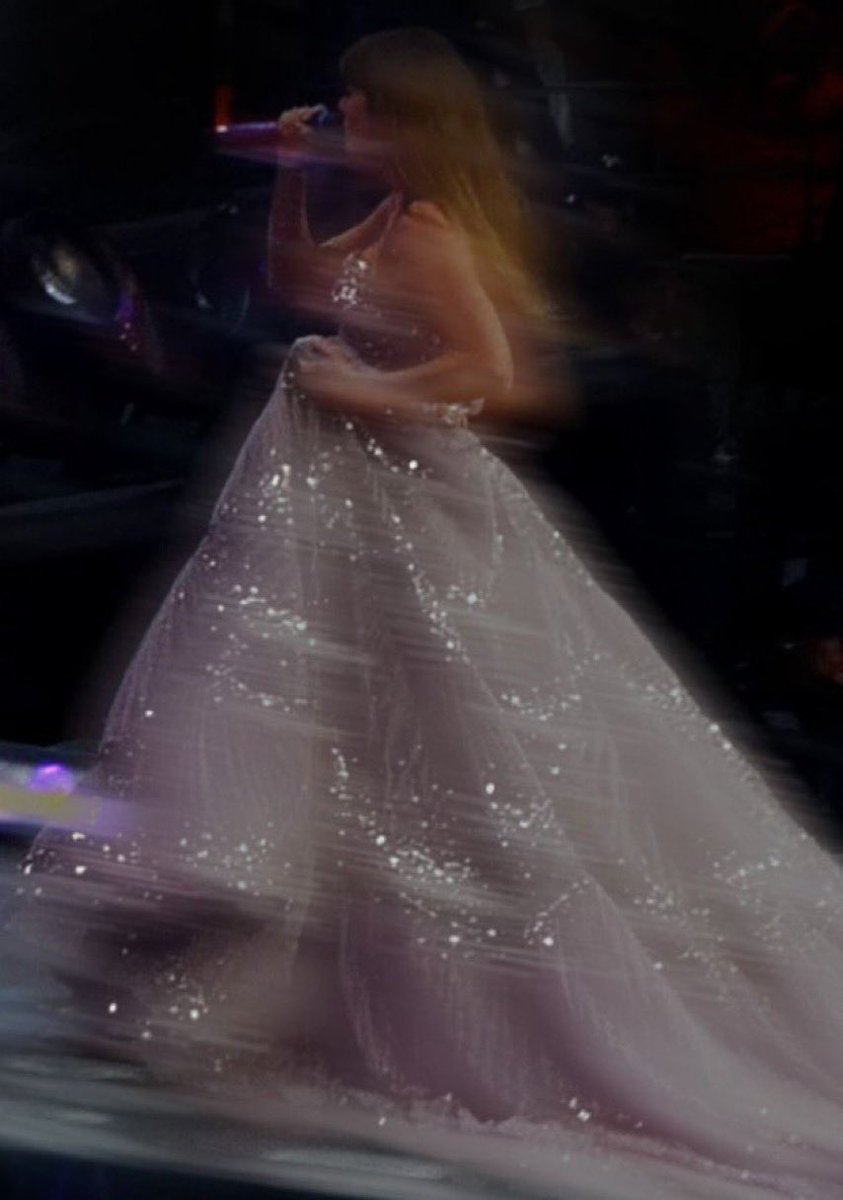 giftedswifted's tweet photo. I love blurry eras your photos https://t.co/coIoOdeOj7