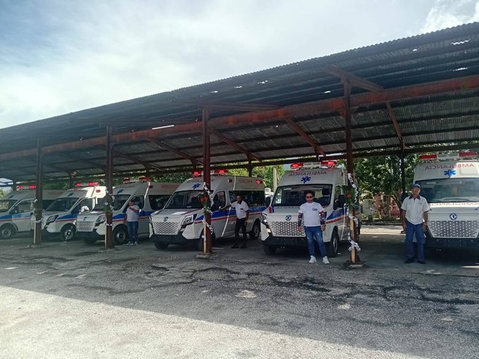 DvidTwit's tweet photo. 🚨Six new ambulances just arrived in the Villa Clara, Cuba. This is part of a program announced by the public healthcare system in which 50 ambulances have been distributed around the country. 25 of them are electric and for Havana.

This is amid an active oil blockade by the US. https://t.co/bwrkzNg3PA