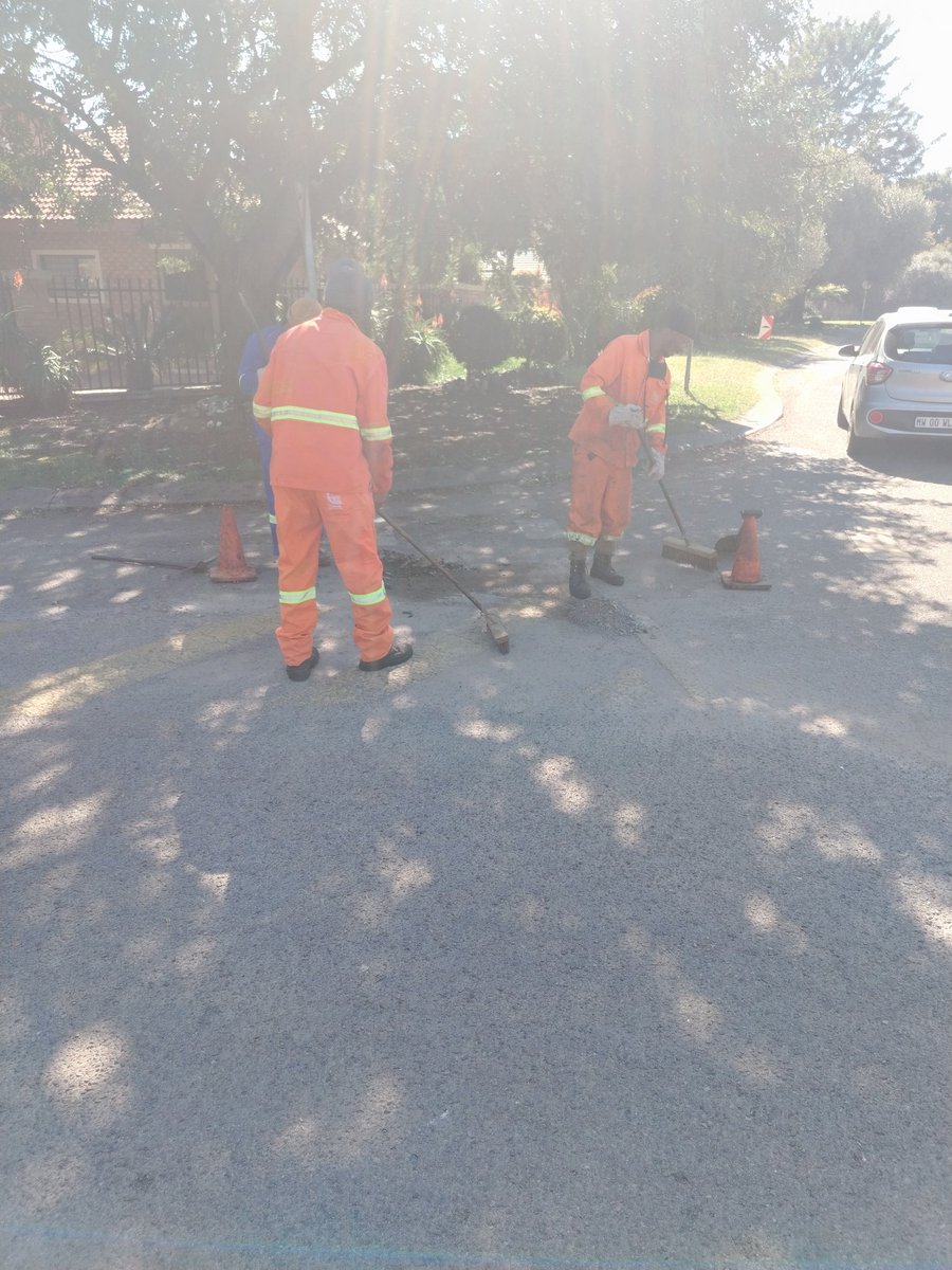 MjekanaJK's tweet photo. Tshwane Pothole Teams continue pothole repairs in Zwartkop Ext 8, Centurion.
#TshwaneWorks
#ThankyouTshwane
#TheCoalitonAtWork
@Abramjee @LeratoPillayZA @KobeMalebo @MikaNgobeni @Action4SA @ActionSATshwane @divyaspandana @ActionSA_EkuReg @Boitu_Molefe_ https://t.co/gGKr37SIMK