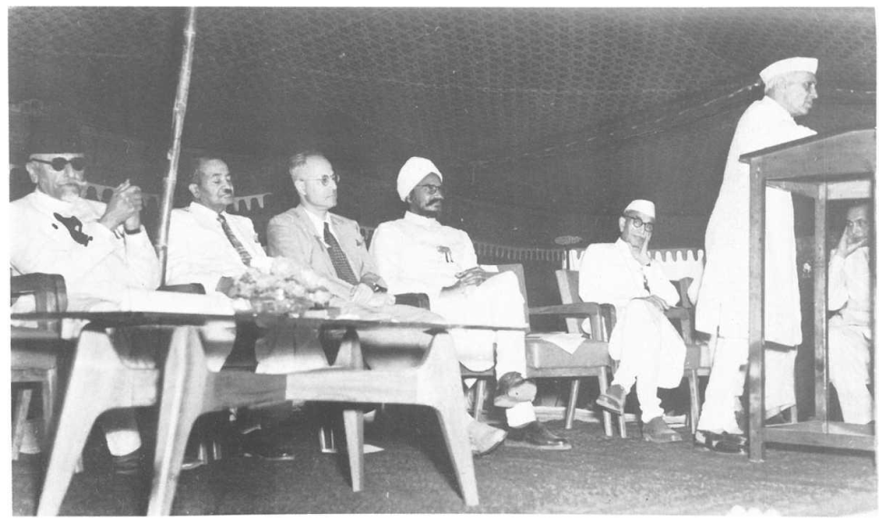 TheNehruBlog's tweet photo. Jawaharlal Nehru at the opening ceremony of the Central Building Research Institute, Roorkee, 12 April 1953.
Maulana Abul Kalam Azad is also seen at the extreme left.
#Nehru #TheNehruBlog