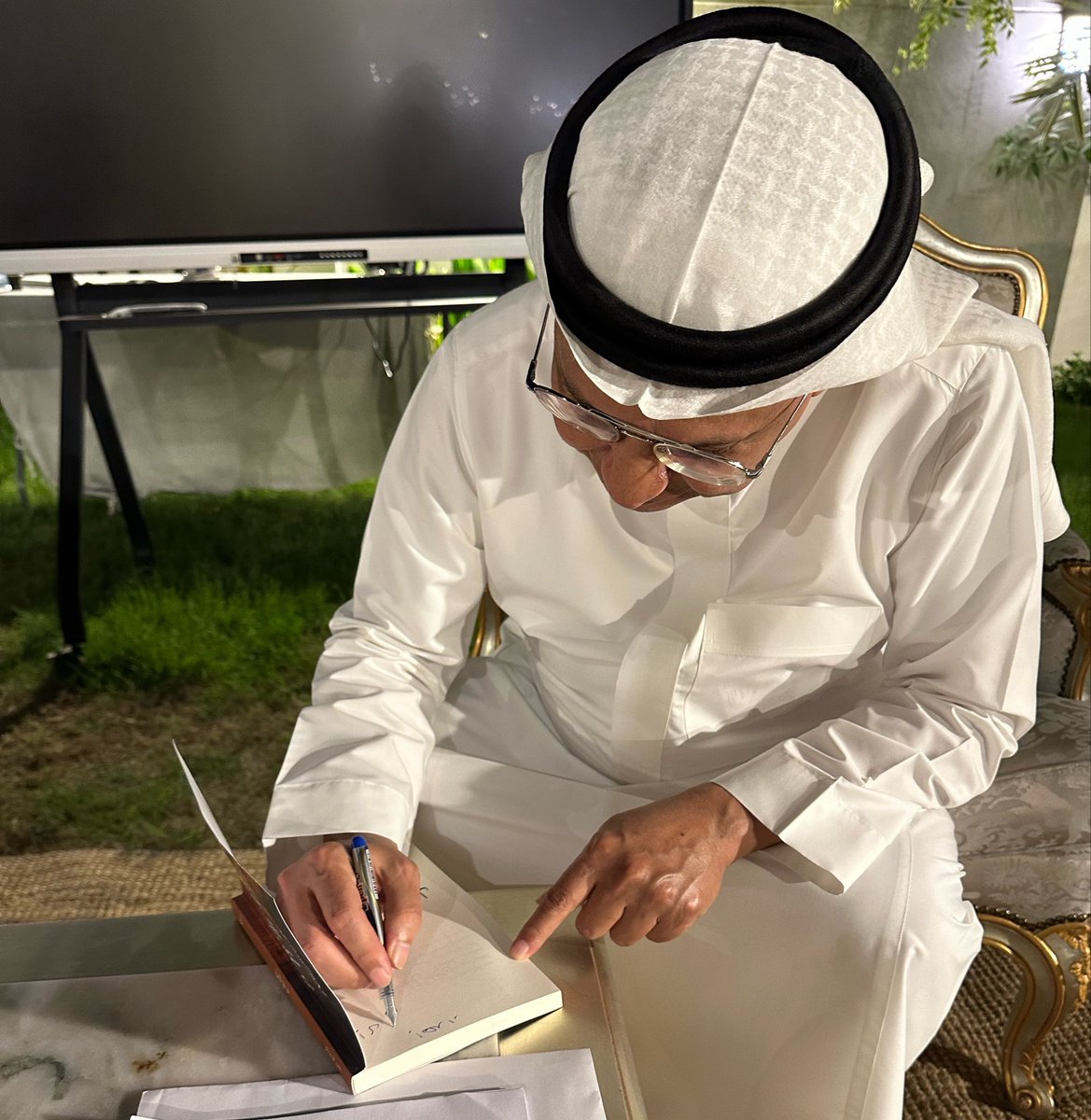 Ameentoon's tweet photo. سعدت بحضور أمسية 
«الرواية والتاريخ المنسي – فيلق الإبل نموذجًا»
للروائي الجميل أحمد السماري @amdsmr1 
في دار نورة الموسى للثقافة والفنون بالأحساء @Dar_nora_art 
شكراً نادي يباب لهواية الأدب 
@yabbabclub 

سعُدت الأحساء بك يا أبا يوسف وفرحنا بشوفتك 🌴
#أحمد_السماري #أدب https://t.co/sxZIz1KCu6