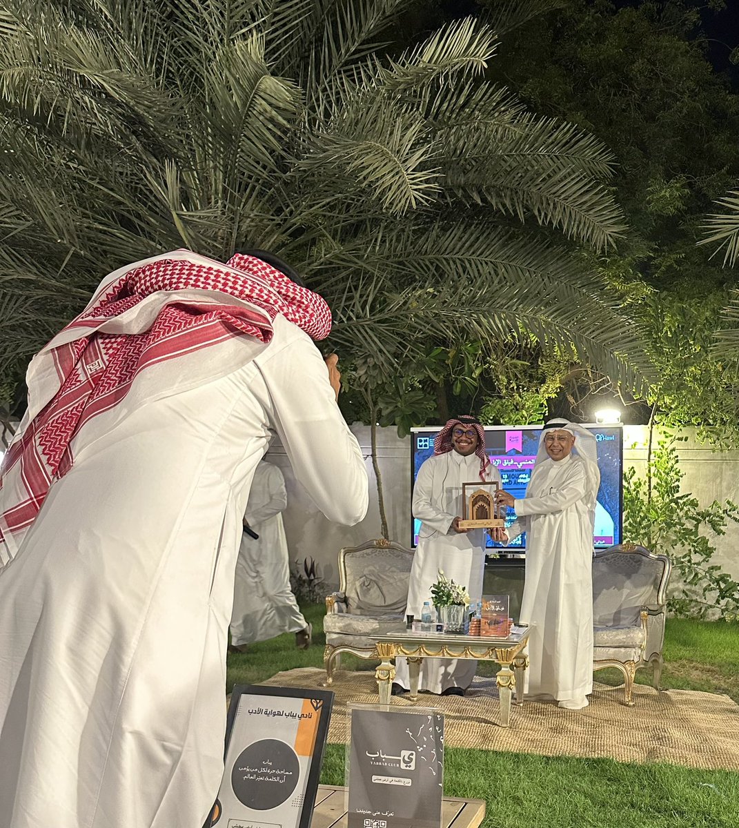 Ameentoon's tweet photo. سعدت بحضور أمسية 
«الرواية والتاريخ المنسي – فيلق الإبل نموذجًا»
للروائي الجميل أحمد السماري @amdsmr1 
في دار نورة الموسى للثقافة والفنون بالأحساء @Dar_nora_art 
شكراً نادي يباب لهواية الأدب 
@yabbabclub 

سعُدت الأحساء بك يا أبا يوسف وفرحنا بشوفتك 🌴
#أحمد_السماري #أدب https://t.co/sxZIz1KCu6