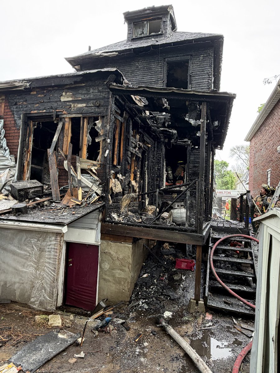 HamiltonFireDep's tweet photo. Our crews are working at a multiple alarm house fire with exposures at was 147 Barnsdale Ave. N. The lone tenant self evacuated and no report of injuries to anyone on scene. There is extensive damage and crews will be on scene for some time. https://t.co/EIj3OemlJI