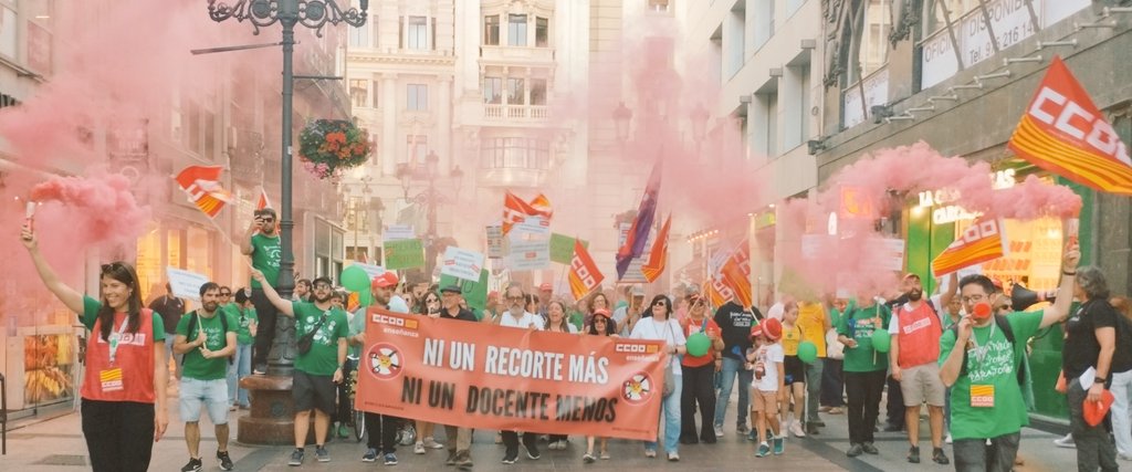 FscAragon's tweet photo. 📢Histórico. #Zaragoza se ha plantado esta tarde con una multitudinaria manifestación en defensa de la Educación Pública!!!!!

📣¡DINERO PÚBLICO PARA LA PÚBLICA!

🔥 ¡Por una educación pública de calidad y con derechos!

#ccoo #Aragón #20Mayo2026 https://t.co/QTWa1ad7po