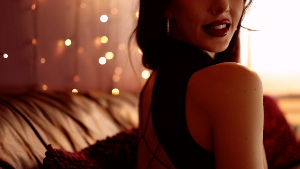 MyMuseModels's tweet photo. Every pour tells a story. Every glance hides a lie. Muse Movie: Whiskey and Rouge in the Rocks starring Muse Anna https://t.co/t1Fbtqi8Bs