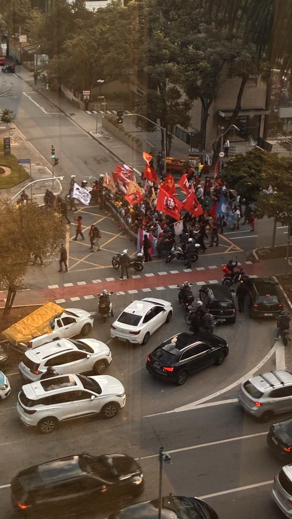 bruarruda7's tweet photo. Tem que ser muito vagabundo pra fazer greve na FARIA LIMA as 16h30 https://t.co/Lnht1OVOrP