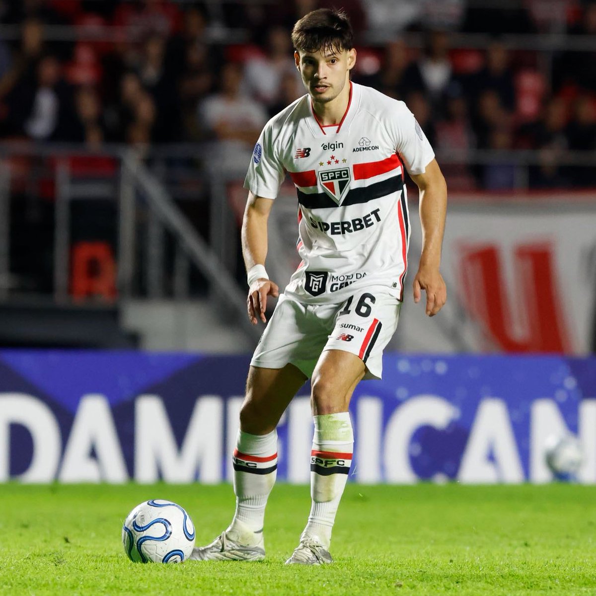 SofascoreBR's tweet photo. 🔎 Damián Bobadilla é o líder de assistências do @SaoPauloFC em 2026! 🇵🇾💪

⚔️ 28 jogos
⚽️ 3 gols
🅰️ 5 assistências (1º do time!)
🔑 25 passes decisivos
✅ 88% acerto no passe (!)
🆚 58 desarmes (1º do time!)
🦾 104 bolas recuperadas
💯 Nota Sofascore 6.89 https://t.co/59ZXplPMIV