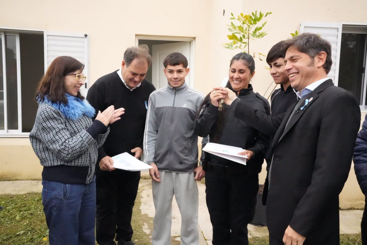 sbatakis's tweet photo. En Marcos Paz hoy 19 familias empiezan una nueva etapa. 

Junto a nuestro gobernador @Kicillofok seguimos trabajando para que más bonaerenses puedan vivir mejor. https://t.co/f5HfZIqqZn