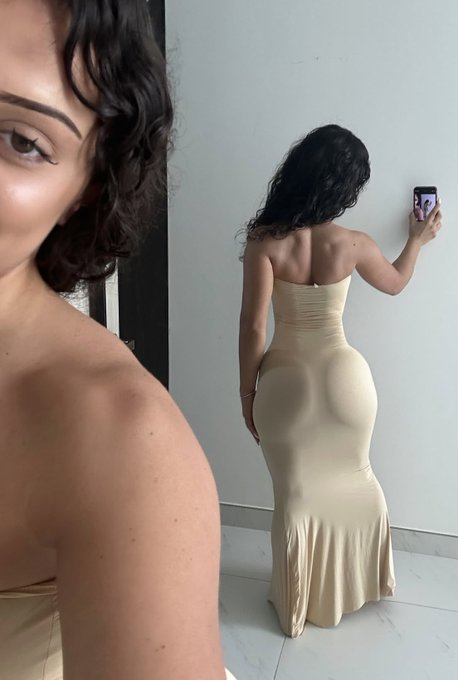 Tamaricsgiely's tweet photo. Just an average Albanian girl with curves for days https://t.co/REfSFHIqHM