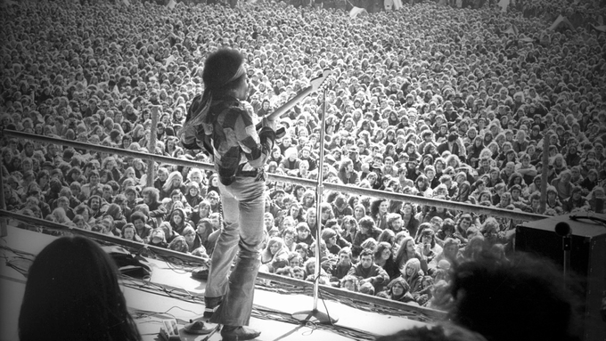 TheExtremeMusi1's tweet photo. A photograph from Jimi Hendrix's final live concert. https://t.co/pfyjwSmoOQ