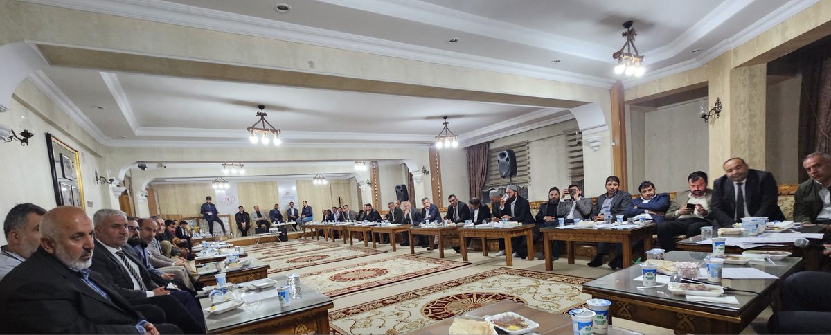 Ehadvansube's tweet photo. Genel Başkanımız Ali ÖZDEMİR, EHAD Van Şubemizin ev sahipliğindeki Mayıs Ayı Van EDEP toplantısına konuşmacı olarak katıldı. Köklerinden beslenen, geleceğe yön verecek gençlerin yetişmesinde STK’ların iş birliğinin önemini vurguladı. 
@ehadgm
@aliozdemirgsb https://t.co/wY6NLPBsOn