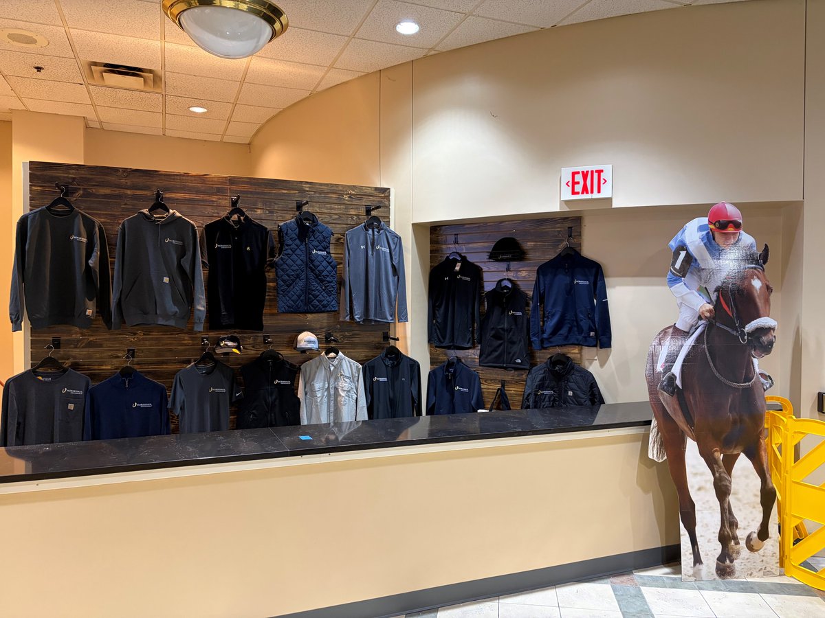 HSIndyTammy's tweet photo. New racing Gift Shop just about ready to open @HSIndyRacing   #racelikeacaesar  @TOBAIndiana @IndyTBAlliance @IndianaHBPA @INThoroughbred @RacingRachelM @MarthaClaussen @JohnGDooley @fatbaldguyracin @MattCTVG https://t.co/xUdnemtoIj