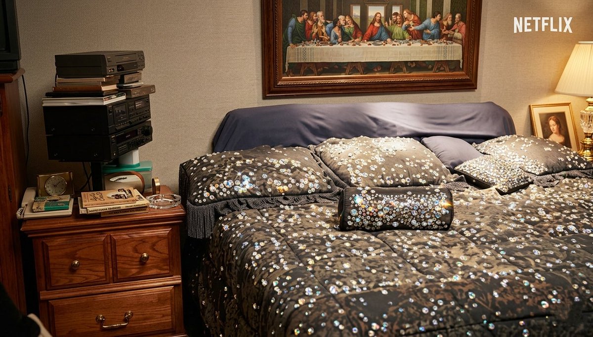 skunkydumpy's tweet photo. @screenrant Photo's released by Netflix showing Michael Jackson's infamous "rhinestone bed" https://t.co/9WCLF40Ttt