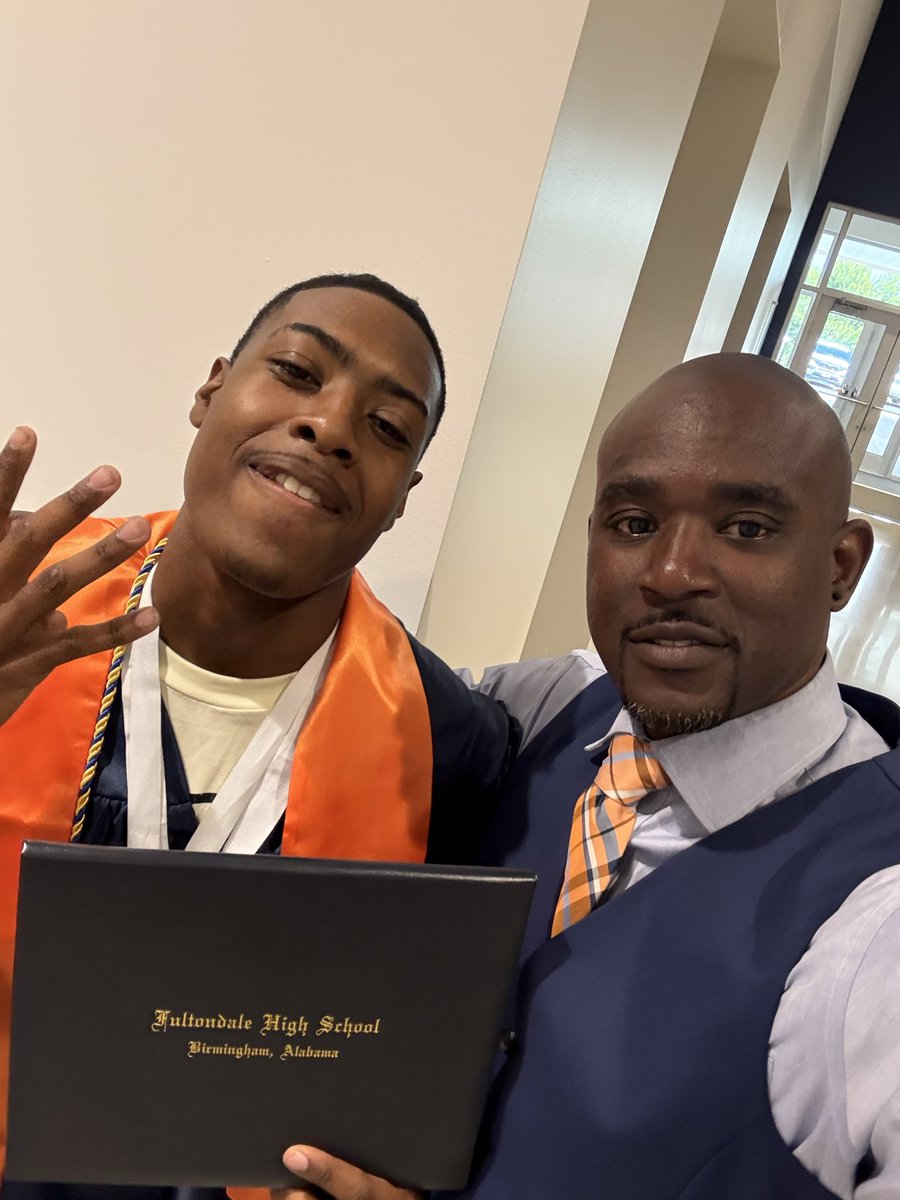 CoachHouston's tweet photo. Proud Coach Moment, it’s always great to see your players accomplish that milestone and walk across the stage! @georgelewis3_ @DAndreHillPrice @pasoogleee Congratulations young champ go be great, I’ll always be one phone call away💯 love y’all boys https://t.co/8p0wAEJ1J4