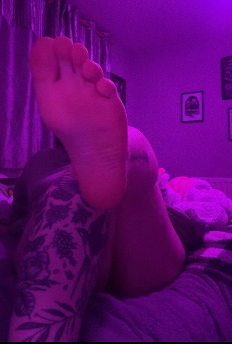princessashles's tweet photo. oh how I love teasing losers with my pretty feet ᥫ᭡.ִֶָ𓂃 https://t.co/Or25OtNm0Z