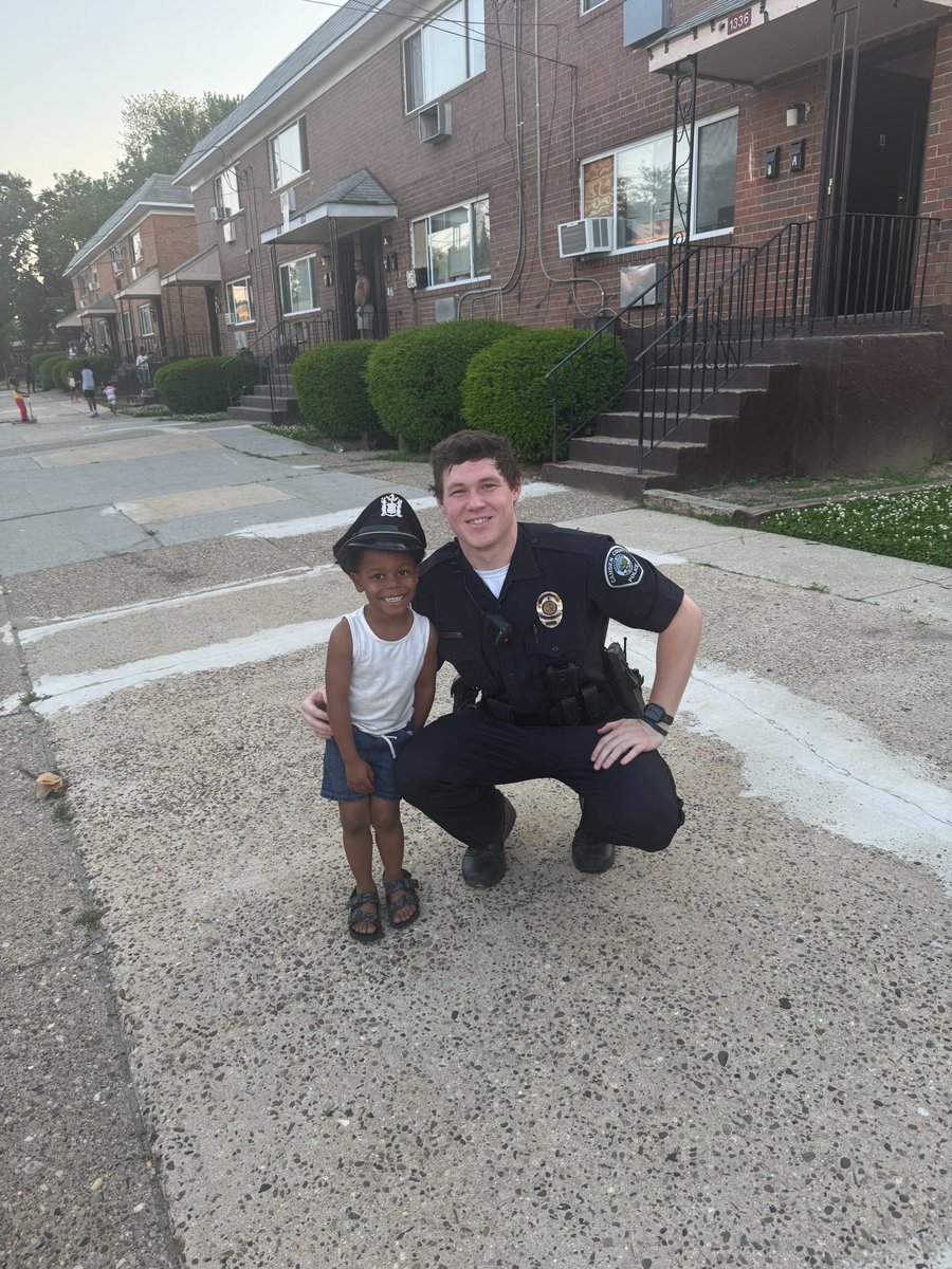 CamdenCountyPD's tweet photo. Big smiles with Officer Fell and a junior officer. #UnityPolicing https://t.co/okRaLP9Pjo