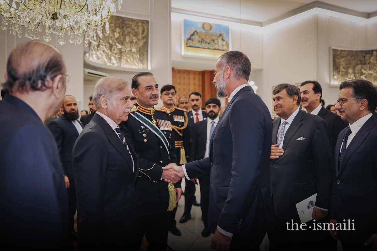 TheIsmaili's tweet photo. Mawlana Hazar Imam attended a dinner this evening hosted in his honour by the President of Pakistan His Excellency Asif Ali Zardari at Aiwan-e-Sadr, the President’s official residence.

Read more: https://t.co/B3wo5I6cD5 https://t.co/ru9pJDyEhe