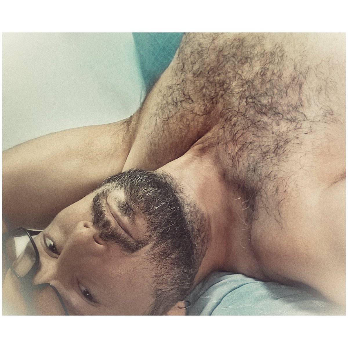 gsus_gf's tweet photo. Como la calma que queda cuando alguien ya ha visto el deseo desnudo... y aun así permanece.

La foto capturó justo ese momento.

El instante en que dejamos de follar y empezamos a respirar el alma del otro.
.
.
https://t.co/HpMQgFek37
#gsusgf https://t.co/qUZ9eKhWJo