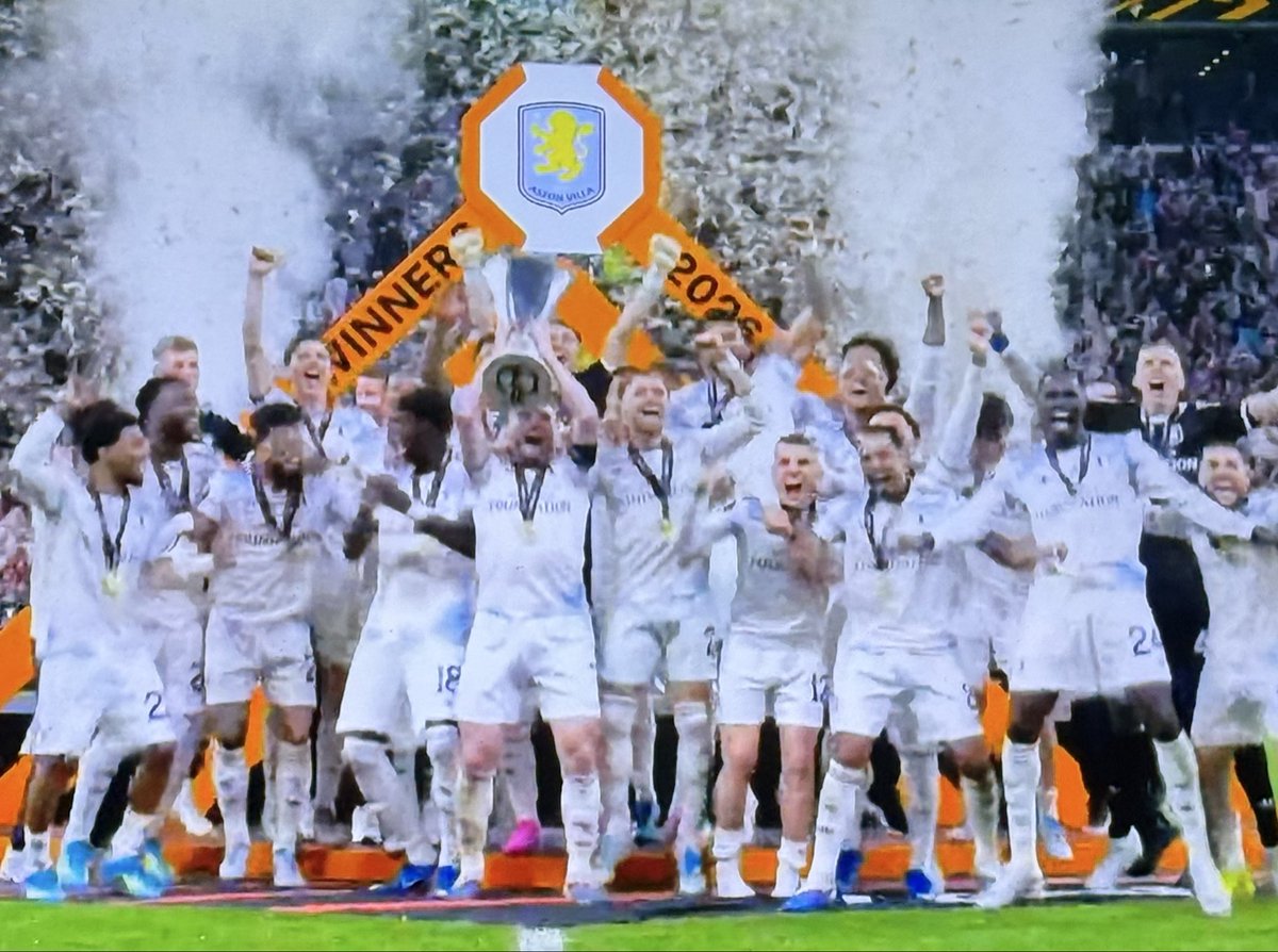 OBRodr's tweet photo. El @emartinez otra vez campeón, ahora con el @AVFCOfficial con el gran @unaiemery_

Tremendo triunfo https://t.co/npDIWUbwOb