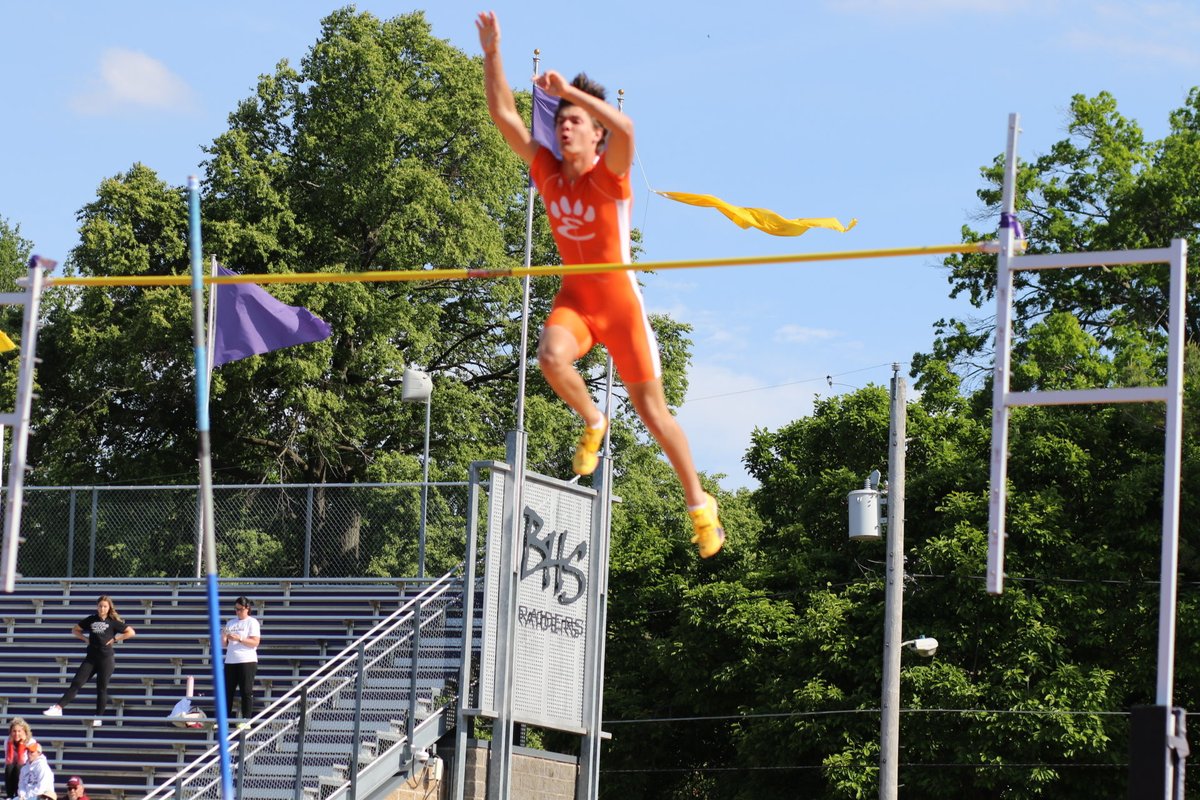 TrackEHS's tweet photo. Parker Owens clears qualifying height on first attempt in pole vault. https://t.co/SYYIDvK0mZ