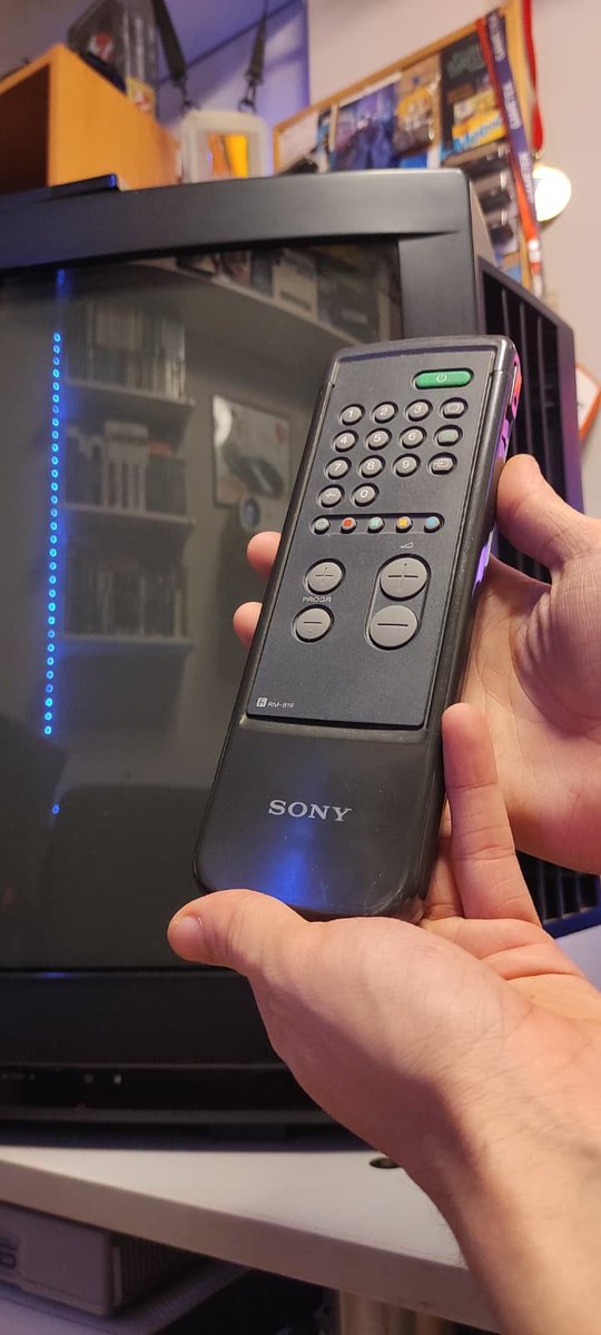 sete_kitt's tweet photo. 3... 2... 1... ¡Magia! Mandos que molan 😎
(Sony Remote Controller - Trinitron KV-A2923E) 

#Retro #TV #CRT #SONY #Trinitron #OldTVs #Television #RemoteController https://t.co/YoaX84KByH