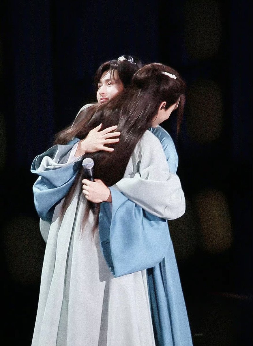 SP_Dawn's tweet photo. During filming the WOH, they acted like a teenage couple who fell in love for the first time. But later in the concert, they made a lifetime commitment to each other in fromt of the wholeworld.❤️💙

#溫周 #WenZhou 
#俊哲 #JunZhe https://t.co/7Ts8OZlVK6