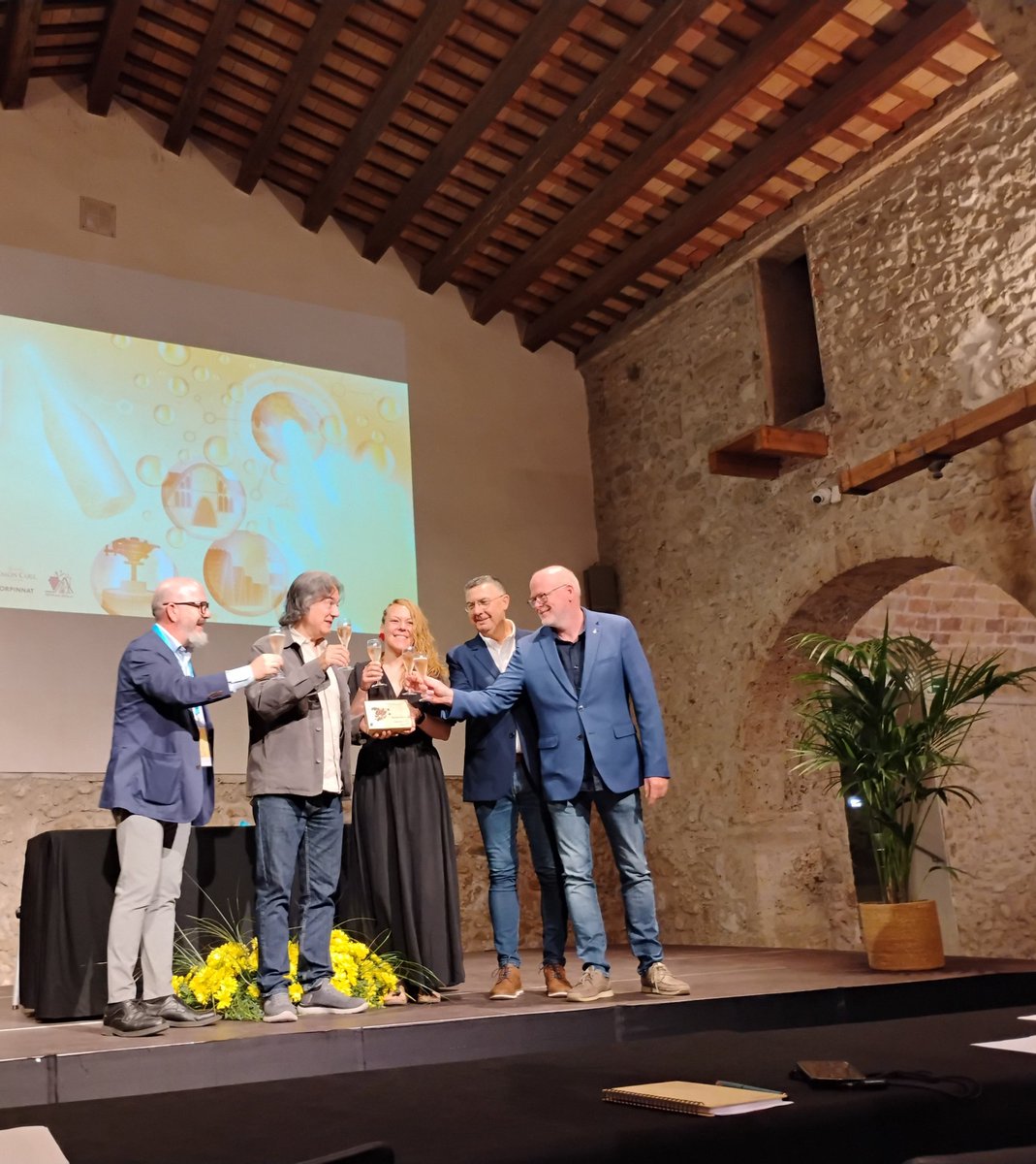 bodegaaulamuz's tweet photo. En la jornada de hoy del XXII Simposio de museos del vino de España -que se celebra en @TSantSadurni y ha sido inaugurada por autoridades locales- @museosdelvino ha entregado el Premio Enosofía a Joaquín Gálvez @winemantv por su labor de difusión en el mundo del vino. https://t.co/CJcN8y44OY