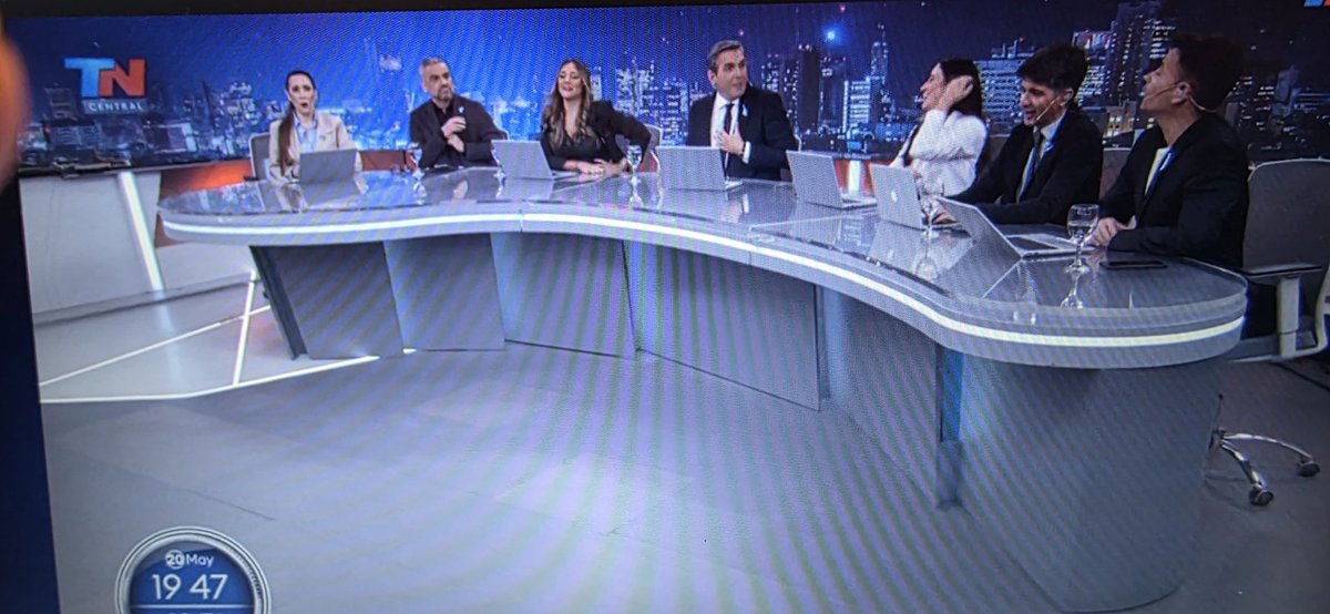 fdicorrado95's tweet photo. @Observador1079 @fmercuriali @vaninaparejas @Tomidiazcueto @Maruleone Qué hambre de pauta tienen ! Todo el día mintiendo y pasando FAKE NEWS ! Asco ! https://t.co/8NxRuj0obd