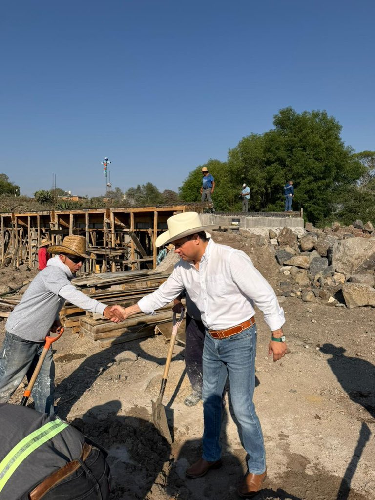 CLopez_Imm's tweet photo. Junto a mis amigos de Santiago Oxthoc recorrimos la construcción del puente del Ejido, una obra impulsada por la gestión y el esfuerzo de la propia comunidad. Con mucho gusto aporté mi granito de arena y seguiré apoyando este importante proyecto.

#CarlosLópezIMM #DiputadoJilotepec #TuVozIMMporta