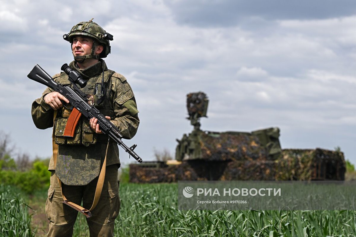 TheGreyPatriot_'s tweet photo. 🇷🇺 Today's work of 9K332 "Tor-M2" unit from 1117th Air Defense Missile Regiment of 1st Tank Army within Group of Forces "Zapad" in Kupyansk direction.

#Russia #Russian #Russians #Today #SVO #RIA #TorM2 #Missile #Rocket #Launcher #AirDefense #Tactical #EMR #PKM #AK74 https://t.co/dfMkS0cR8E
