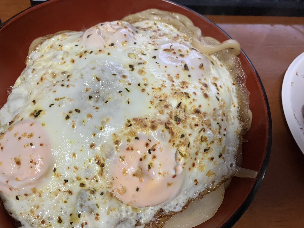 5月4日までの卵を4つ目玉焼きにしてやきうどに載せたデブ