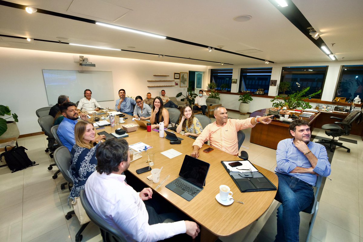 FicoGutierrez's tweet photo. Con el equipo, revisando los proyectos estratégicos que están llevando a Medellín al siguiente nivel. 
Medellín, que orgullo ser tu alcalde 😍. https://t.co/uA2FNWqBgU