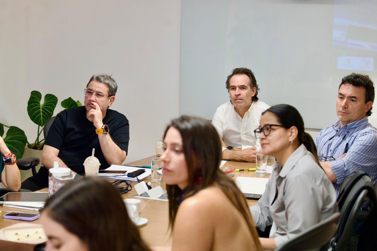 FicoGutierrez's tweet photo. Con el equipo, revisando los proyectos estratégicos que están llevando a Medellín al siguiente nivel. 
Medellín, que orgullo ser tu alcalde 😍. https://t.co/uA2FNWqBgU