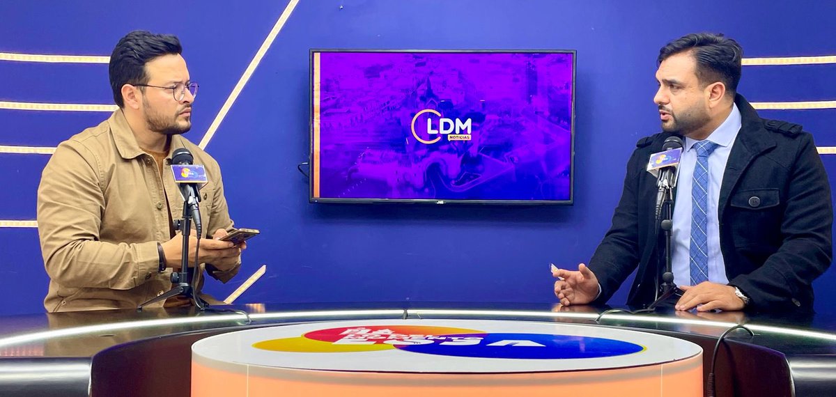 MIT_Ecuador's tweet photo. #Loja | El Subsecretario zonal 7, Edwin Duque, en entrevistas con radio @ecuasur_fm y del @lodelmomentoloj, informó sobre los proyectos de infraestructura vial que se ejecutarán en la provincia.

Planes de vivienda Mit-Mit; Casa 100 y Plan Nuevo Tranporte y Chatarrización.

#ElNuevoEcuador.
#2026AñoDeLaConstrucción.